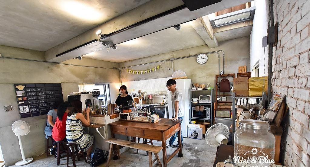 炎生 Caffè 老闆在原木吧檯後手沖咖啡的日常實景